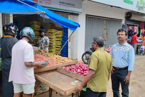 வவுனியாவில் வீதியோர வியாபார நடவடிக்கையை கட்டுப்படுத்த மாநகரசபை நடவடிக்கை | Action To Crack Down On Street Trading Activities
