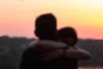 விளையாட்டாக கட்டி அணைத்ததில் இளம்பெண்ணுக்கு ஏற்பட்ட விபரீதம்! அதிர்ச்சி சம்பவம்