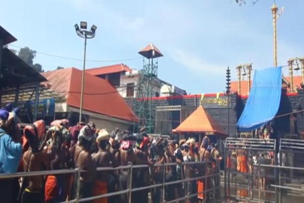 சபரிமலையில் அதிகரித்த பக்தர்கள் கூட்டம் - பம்பையில் நீராட அனுமதி மறுப்பு | Increased Crowd Of Devotees In Sabarimala