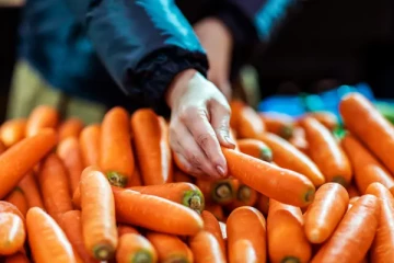 கேரட் 3,500 ரூபாய்க்கு விற்பனை செய்த வியாபாரி; அதிரடி நடவடிக்கை