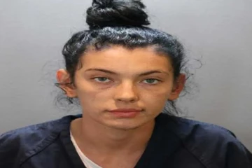 பூனைக்காக மனி­தரை கொலை செய்த 20 வய­து யுவதி!