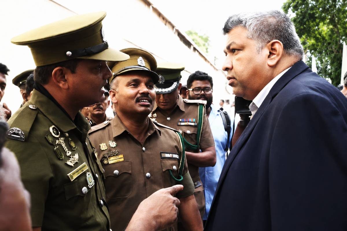 நீதி அமைச்சர் முன்னிலையில் கதறியழுத சிறைச்சாலை அதிகாரிகள்! | Negombo Prison Riot Police Officers Cried நீதி அமைச்சர் முன்னிலையில் கதறியழுத சிறைச்சாலை அதிகாரிகள்! | Negombo Prison Riot Police Officers Cried