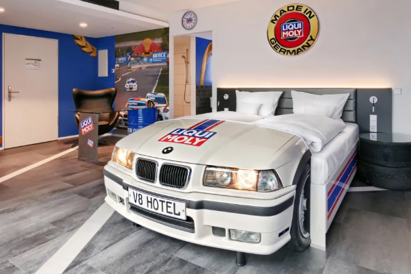 Jaguar காருக்குள் தூங்கலாம்: ஜேர்மன் ஹொட்டல் ஒன்றின் வித்தியாசமான முயற்சி | Jaguar To Jeep Motor Themed Hotel In Germany Jaguar காருக்குள் தூங்கலாம்: ஜேர்மன் ஹொட்டல் ஒன்றின் வித்தியாசமான முயற்சி | Jaguar To Jeep Motor Themed Hotel In Germany