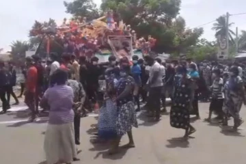 யாழில் கொரோனா அபாயத்திலும்  பெருமெடுப்பில் இடம்பெற்ற இறுதி ஊர்வலம்!