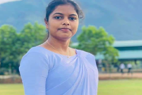 பிரிந்து வாழ்ந்த பெற்றோர்; யாழில் பட்டதாரி மாணவியின் விபரீத முடிவால் பெரும் அதிர்ச்சி! | Shocked By Graduate Student Death Jaffna