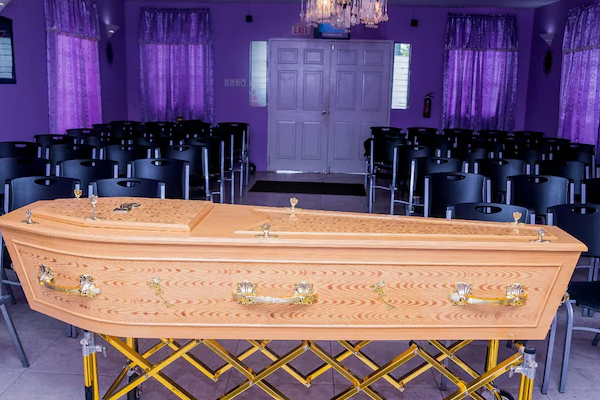 இறந்த மகனின் உடைக்கு பதிலாக மூளையை கொடுத்த பெண் - உறைந்த பெற்றோர் | Funeral Director Gave Sons Brain Instead Of Cloths