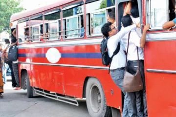 மிதி்பலகையில் பயணம் செய்தவர் தவறிவிழுந்து உயிரிழப்பு; தமிழர் பகுதியில் சம்பவம்