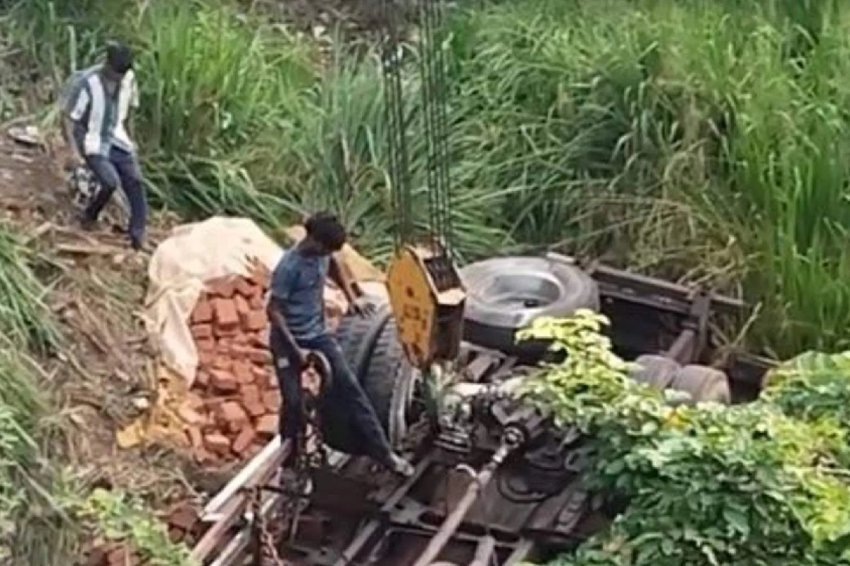 செங்கற்களுடன் பாலத்திலிருந்து கவிழ்ந்த லொறி ; இருவருக்கு நேர்ந்த துயரம் | Truck Carrying Bricks Plunges Off Bridge செங்கற்களுடன் பாலத்திலிருந்து கவிழ்ந்த லொறி ; இருவருக்கு நேர்ந்த துயரம் | Truck Carrying Bricks Plunges Off Bridge