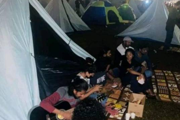 காலிமுகத்திடலில் மக்கள் புரட்சியாளர்களுக்காக தயார் நிலையில் தற்காலிக தங்குமிடம், உணவு, மருத்துவம் | As People Prepare For The Revolutionaries On Foot