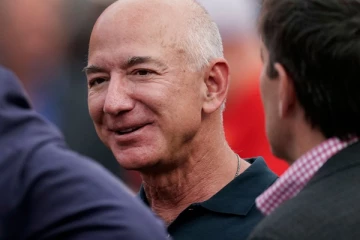 அமேசான் நிறுவனர் மீது இளம்பெண் பரபரப்பு புகார்: இழப்பீடு கோரி நீதிமன்றம் சென்றார்