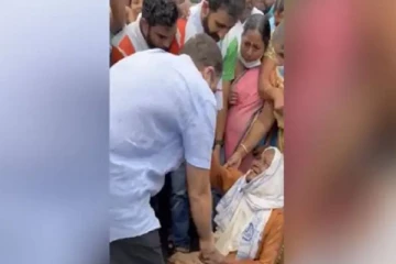 ராகுல்காந்தியை காண நாள் முழுக்க காத்திருந்த மூதாட்டி.. நெகிழ்ச்சியான தருணம்!