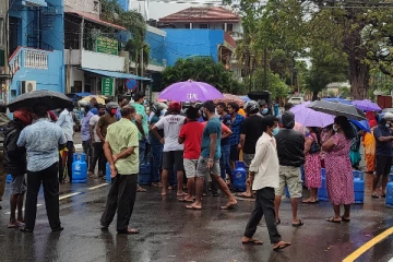 திருகோணமலையில் எரிவாயு வழங்குமாறு கோரி பொதுமக்கள் ஆர்ப்பாட்டம்(Photos)