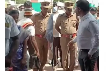 இங்கே வா..ஷுவை எடுத்துட்டு போ...உதவியாளருக்கு உத்தரவு போட்ட மாவட்ட ஆட்சியர் - சர்ச்சையான வீடியோ