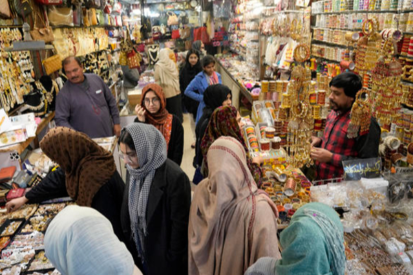 இரவு 8 மணிக்கு மேல் குழந்தை பெற முயற்சிக்க கூடாது - அதிர வைத்த அமைச்சரின் கருத்து | Pakistan Minister Control Baby Cant Made After 8Pm