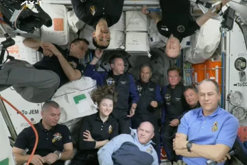 விண்வெளியில் இருந்து பூமிக்கு திரும்பிக் கொண்டிருக்கும் சுற்றுலா பயணிகள்!