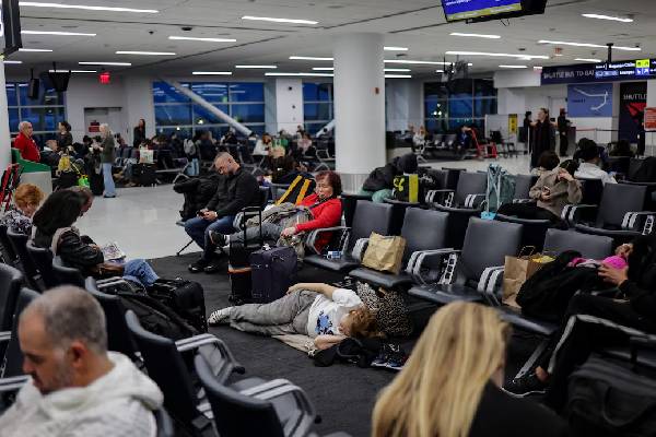 ஸ்தம்பிக்கும் விமானப் பயணங்கள்... 1,800 விமானங்கள் ரத்து, 22,000 சேவைகள் தாமதம் | Due To Winter Storm Devin