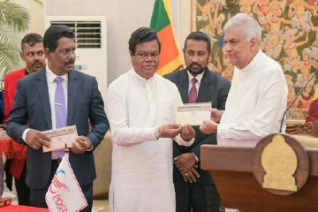 உலகில் மிக நீளமான முத்திரை ஜனாதிபதி ரணிலிடம் கையளிப்பு