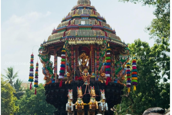 யாழ். தெல்லிப்பழை துர்க்கை அம்மன் தேர்த்திருவிழா ; ஆசி பெற திரண்ட பக்தர்கள் | Jaffna Durga Amman Festival People Gathered