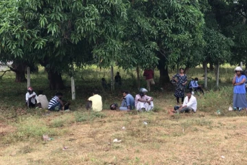 பெட்ரோல் உண்டு: மின்சாரம் இல்லை - மூன்றுமணி நேரம் வரிசையில் நின்ற பொதுமக்கள்