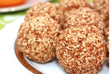 இலங்கை ஸ்டைலில்  எள்ளு உருண்டை! ஆரோக்கியமான முறையில் எப்படி செய்வது தெரியுமா?