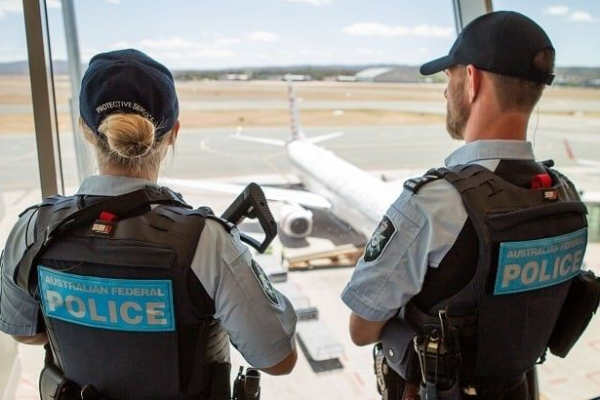 சிட்னி விமான நிலையத்தில் நபர் ஒருவரின் செயலால் பதற்றம் | Tensions At Sydney Airport Due Actions Person