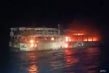 நடுக்கடலில் பற்றியெரிந்த பயணிகள் படகு... ஏராளமான மக்கள் மாயம்