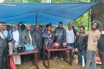 வாக்குறுதிகள் வேண்டாம்; காணிகளை உடனே விடுவி! கொட்டும் மழையிலும் மயிலிட்டி மக்கள் போராட்டம்