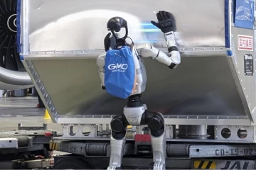 விமான நிலையத்தில் 'ரோபோ' ஊழியர்கள் ; ஜப்பான் ஏர்லைன்ஸின் அசத்தல் முயற்சி!