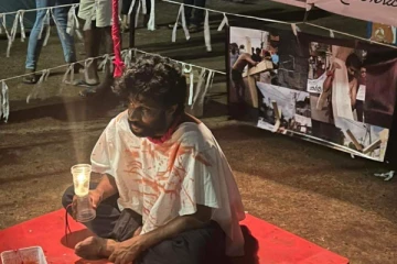 හැමෝම ආදරය කරන තාරුණ්‍යයේ ජනප්‍රිය නළුවෙකු අරගල බිමේ උපවාසයක (PHOTOS)