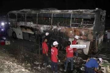 தீ பிடித்து எரிந்த பஸ்ஸில் குழந்தைகள் உட்பட 21 பேருக்கு நேர்ந்த கதி!