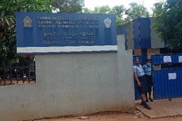 வவுனியா கடவுச்சீட்டு காரியாலயத்தில் தற்கொலைக்கு முயன்றவரால் பதற்றநிலை!