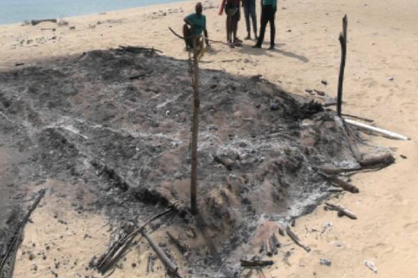 யாழில் கரைவலை வாடி தீயிட்டு அழிப்பு: கடற்றொழிலாளர்கள் குற்றச்சாட்டு | Coastal Vegetation Destroyed By Burning In Jaffna