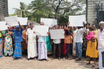 வவுனியா பிரதேச செயலகத்தினை முற்றுகையிட்டு பொதுமக்கள் ஆர்பாட்டம்