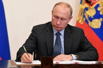 உக்ரைனிலிருந்து பிரிந்த பிராந்தியங்களை சுதந்திர நாடுகளாக அங்கீகரித்தார் புடின்!  போர் மூளும் பதற்றம்