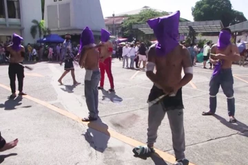 சாட்டையால் அடித்தபடி பேரணியாக சென்ற மக்கள்!