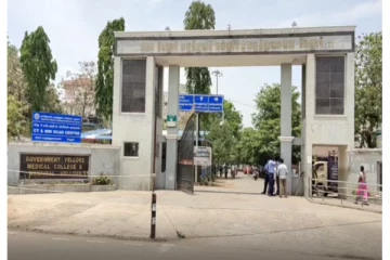 படுக்கை வசதி இல்லை: ஆம்புலன்சில் காத்திருக்கும் நோயாளிகள்