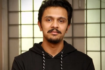 இயக்குனர் கார்த்திக் நரேனின் தந்தையை பார்த்துள்ளீர்களா - இதோ புகைப்படம்