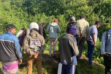 வேக கட்டுப்பாட்டை இழந்து 25 அடி பள்ளத்தில் பாய்ந்த ஜீப்