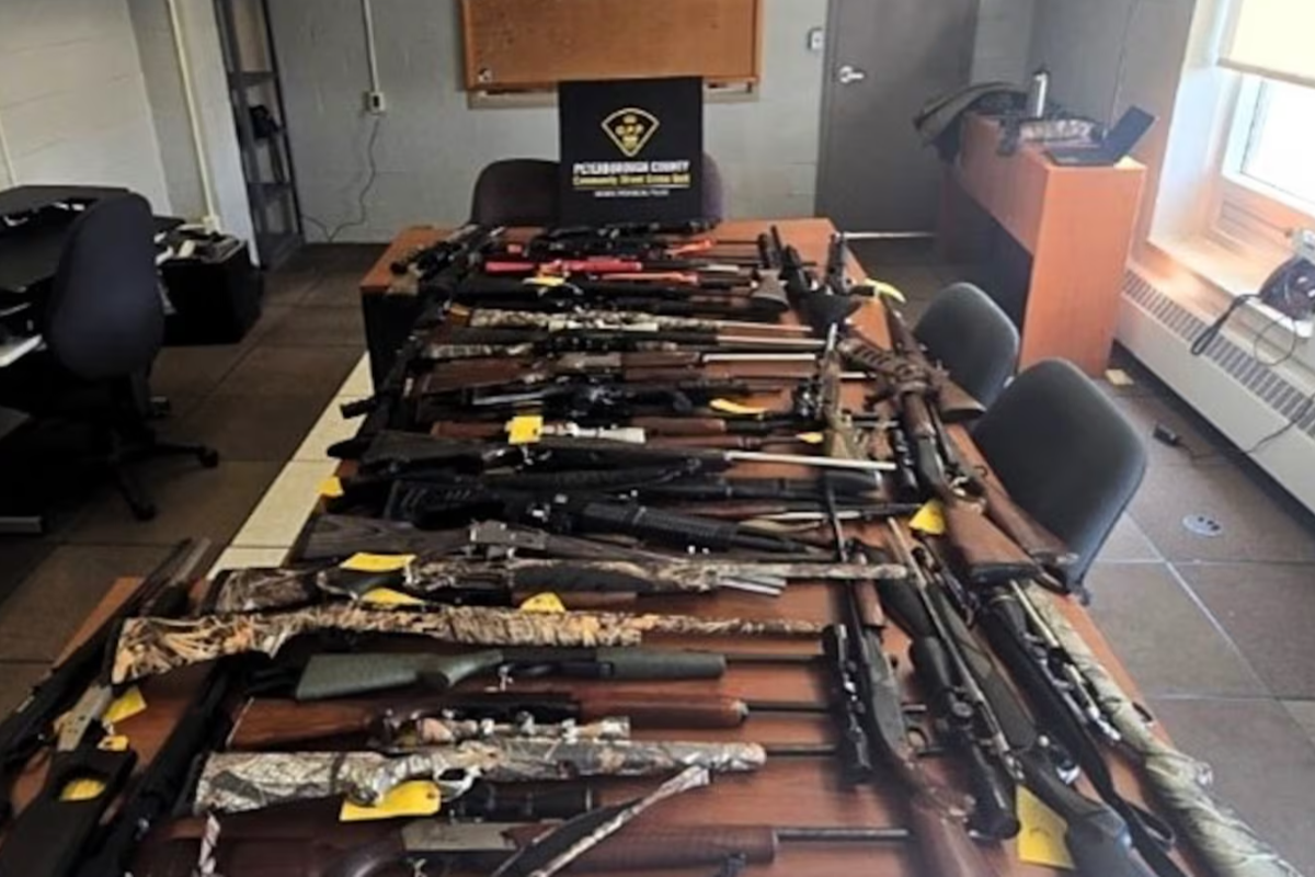 துப்பாக்கி வைத்திருக்க தடை விதிக்கப்பட்டவரிடம் 53 துப்பாக்கிகள் மீட்பு | Ontario Man Prohibited From Possessing Firearms துப்பாக்கி வைத்திருக்க தடை விதிக்கப்பட்டவரிடம் 53 துப்பாக்கிகள் மீட்பு | Ontario Man Prohibited From Possessing Firearms