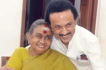 தாய்க்கு ஸ்டாலின் வழங்கிய பரிசு: அன்னையர் தினத்தின் அருமையான பதிவு
