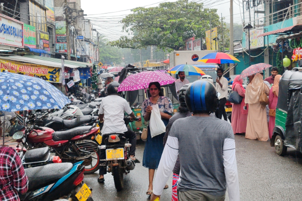 வவுனியாவில் களைகட்டும் நத்தார் பண்டிகை வியாபாரம்; அதிரடி காட்டும் மாநகரசபை | Christmas Shopping Is In Full Swing In Vavuniya