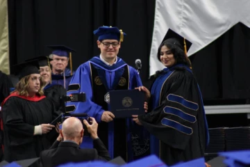 ஒரே நாளில் பட்டம் பெற்ற இந்திய மாணவியும் அவரை நாடுகடத்த திட்டமிட்டுள்ள பெண்ணும்