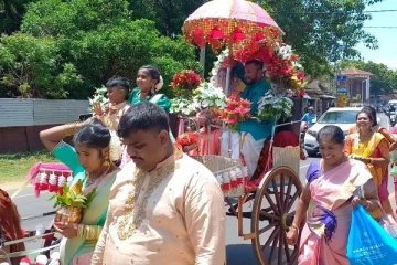 யாழில் வீதிகளில் பலரையும் வியக்க வைத்த  பூப்புனித நீராட்டுவிழா!