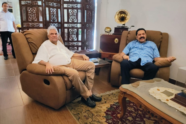 மகிந்த - ரணில் சந்திப்பு.. கொழும்புக்கு பாதுகாப்பாக எடுத்துச் செல்லப்பட்ட எருமைத் தயிர்ச் சட்டிகள்! | Buffalo Yogurt Pots Presented To Ranil By Mahinda