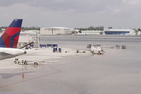 ஃபுளோரிடாவில் விமானச் சேவைகளை ரத்து செய்த கனமழை! | Heavy Rain Canceled Flights In Florida