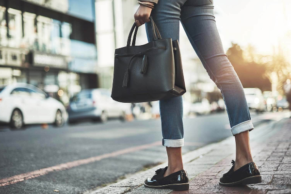 சரியான Handbag-யை பெண்கள் சுலபமாக தேர்ந்தெடுப்பது எப்படி? | Women Choose A Perfect Handbag Tips