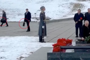 உலக நாடுகளுக்கு அதிர்ச்சியை ஏற்படுத்தியுள்ள புடினின் சர்ச்சைக்குரிய புகைப்படம்