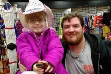 மின்னல் தாக்கி தந்தை மரணம்; கையைப் பிடித்துக்கொண்டிருந்த மகன் கவலைக்கிடம்