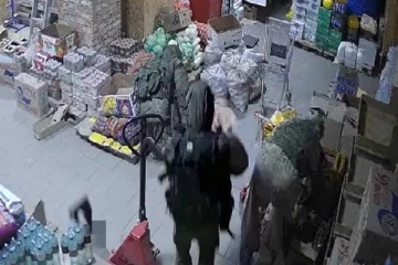 உக்ரைனில் கொள்ளையடித்த ரஷ்ய வீரர்கள்! சிசிடிவி-யில் சிக்கிய காட்சி