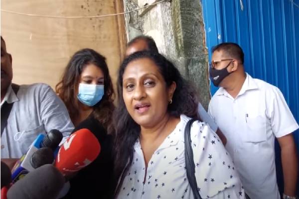 நாட்டைவிட்டு வெளியேறிய சஜித்தின் சகோதரி! | Sajith S Sister Left The Country